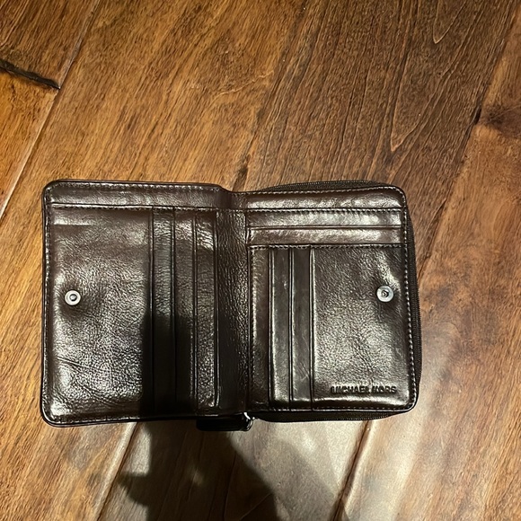Woman’s Wallet - Picture 2 of 5